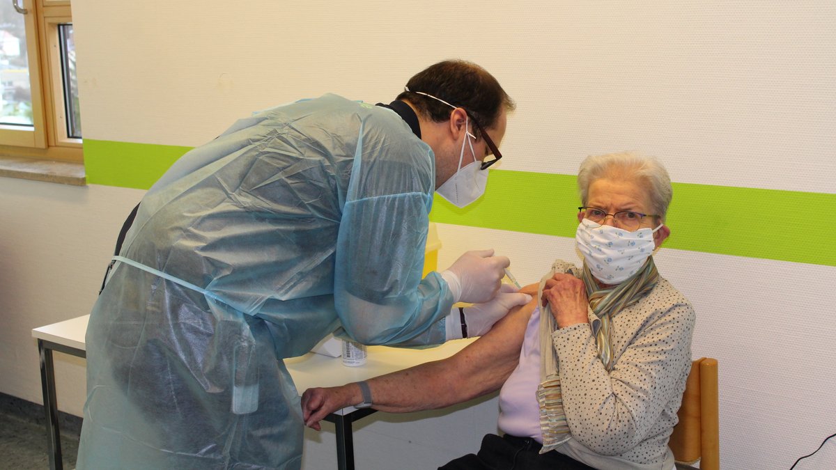 Eine Seniorin wird geimpft.