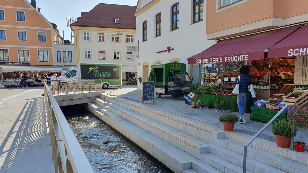 Historische Altstadt von Freising mit dem Stadtbach, der Moosach, im Vordergrund