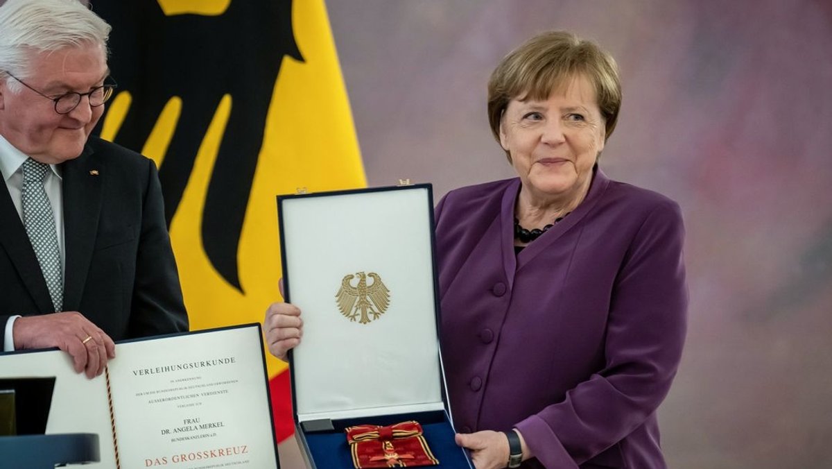 Angela Merkel, ehemalige Bundeskanzlerin, bekommt von Bundespräsident Frank-Walter Steinmeier das Großkreuz des Verdienstordens verliehen.