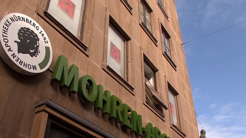 Die Mohren-Apotheke von außen. | Bild: BR Die Mohren-Apotheke von außen.