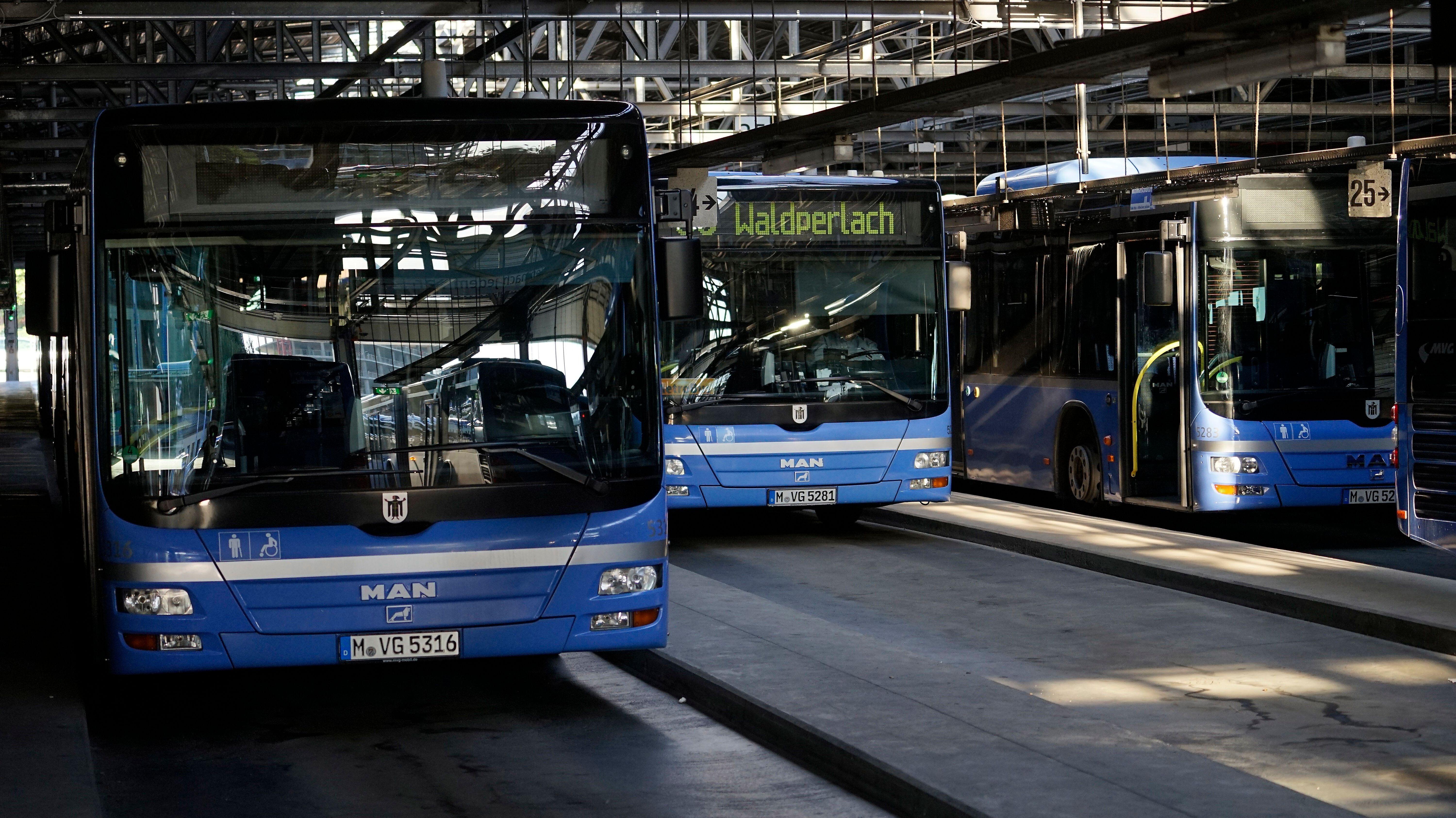 Busse der Münchner Verkehrsgesellschaft stehen im Depot (Symbolbild)