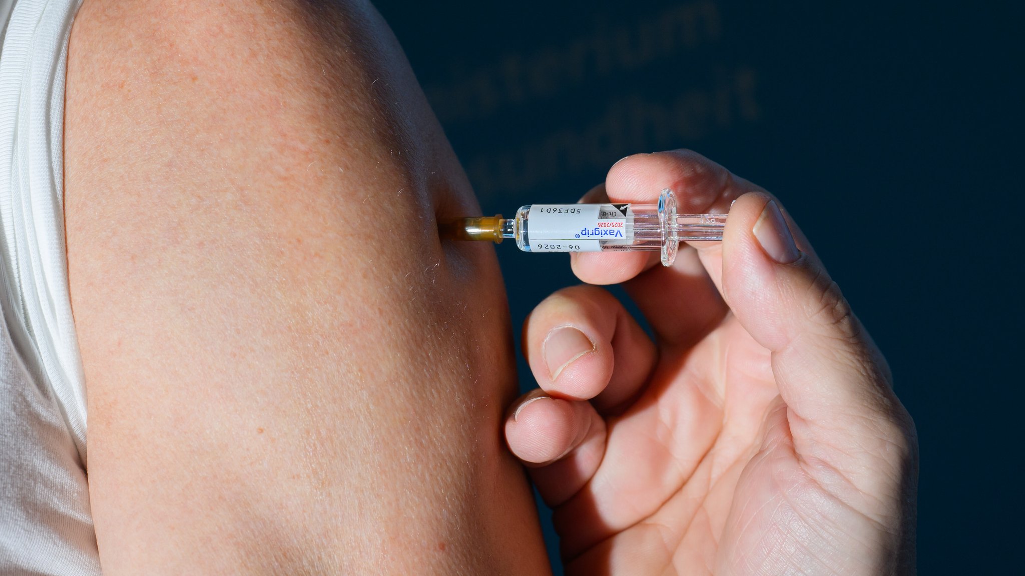 Ein Arzt impft einen Mann bei einem Pressetermin zur Grippeschutzimpfung im niedersächsischen Gesundheitsministerium mit dem Grippeimpfstoff Vaxigrip. | Bild: picture alliance/dpa | Julian Stratenschulte Ein Arzt impft einen Mann bei einem Pressetermin zur Grippeschutzimpfung im niedersächsischen Gesundheitsministerium mit dem Grippeimpfstoff Vaxigrip.