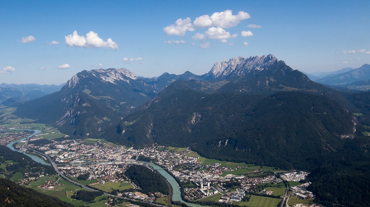 Die Stadt Kufstein in Österreich mit dem Inn aus der Vogelperspektive, dahinter erhebt sich das Kaisergebirge.