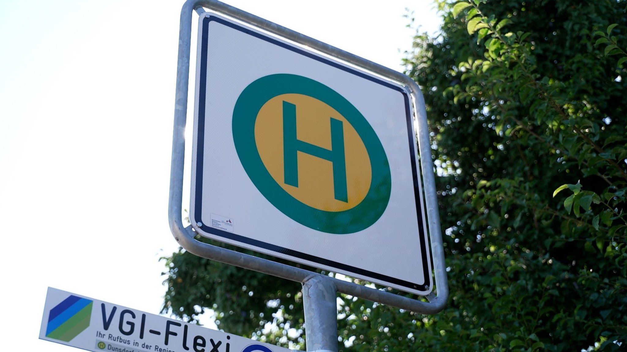 Busschild | Bild: BR/ German Groß Busschild