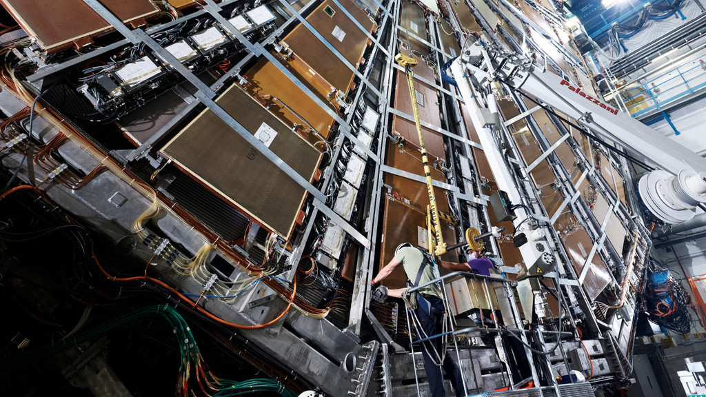 粒子加速器 LHC 上的 ATLAS 探测器最近得到了改进。 最重要的是，它现在是并且将仍然是一件事：巨大。
