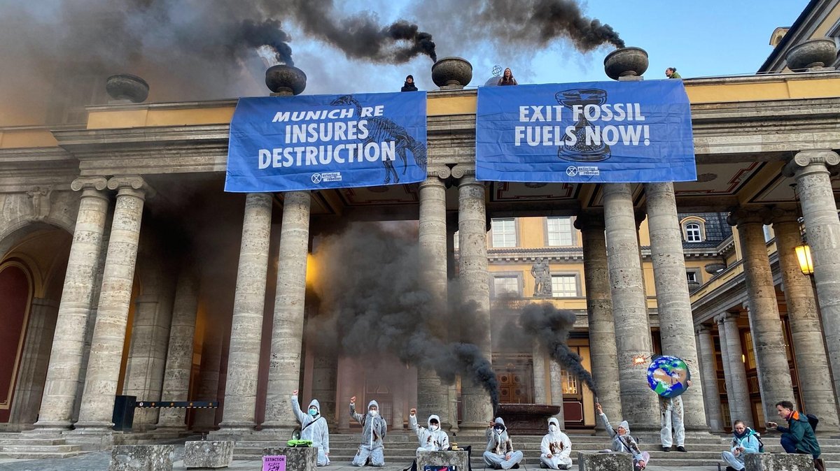 Klimaktivisten protestieren vor der Munich Re in München