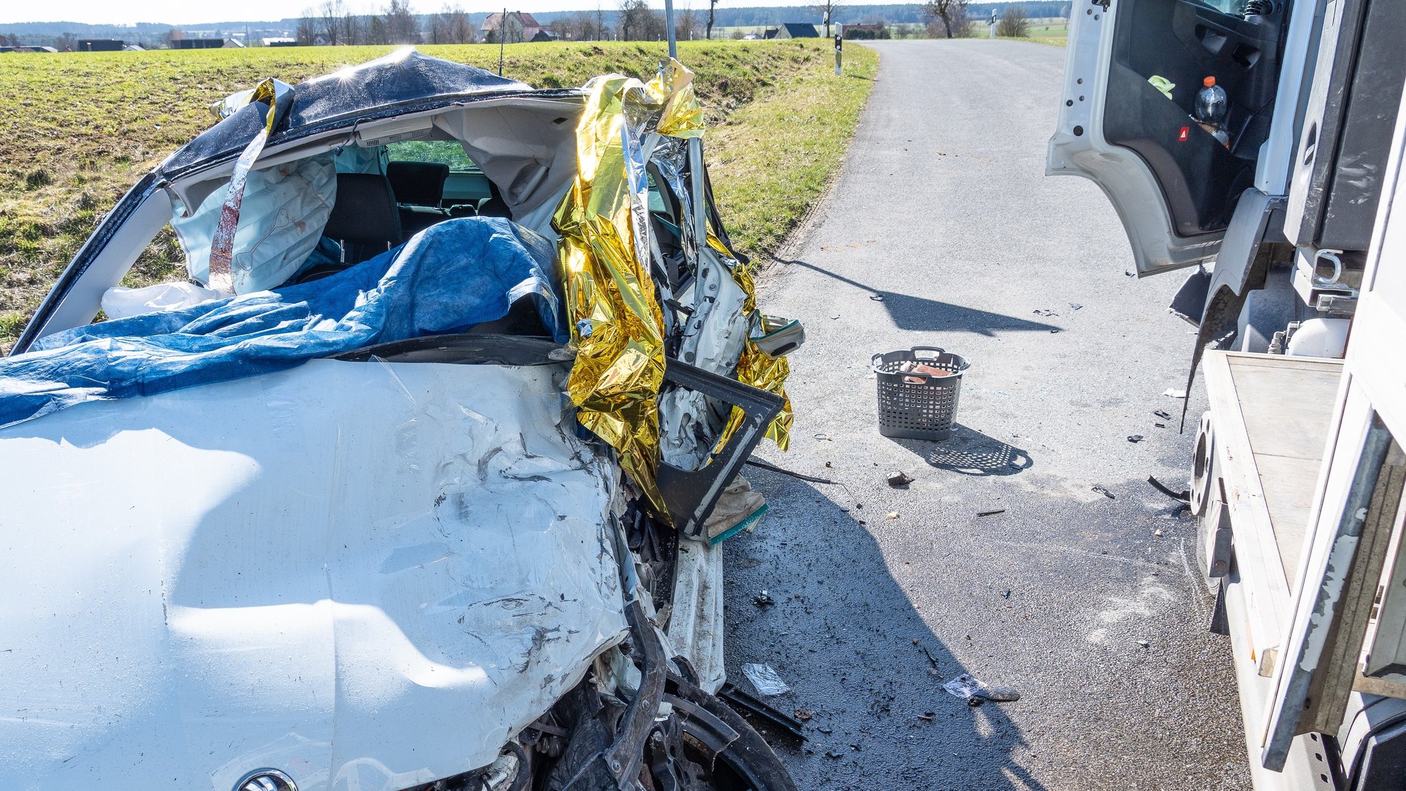 Tödlicher Frontalzusammenstoß mit Lastwagen: Einer der Unfallwagen