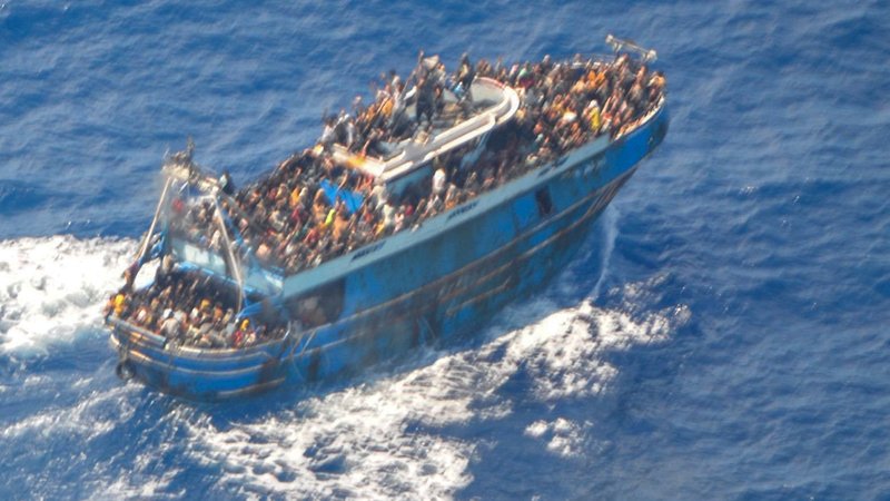Zahlreiche Menschen sind an Bord eines Fischerboots, das später vor Südgriechenland kenterte und sank. 