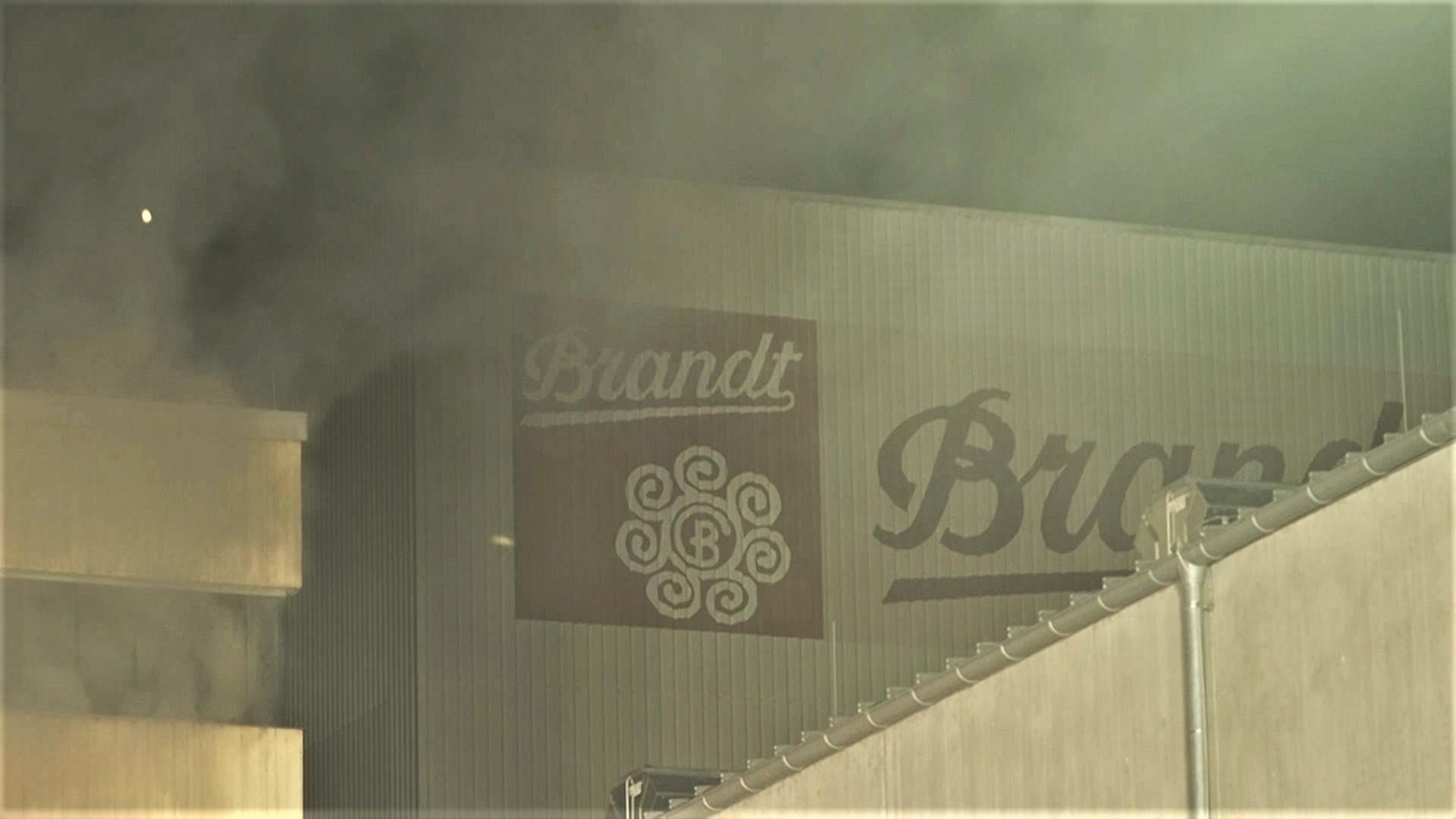 Starker Rauch drang aus dem Papierlager von Brandt Schokoladen in Landshut.