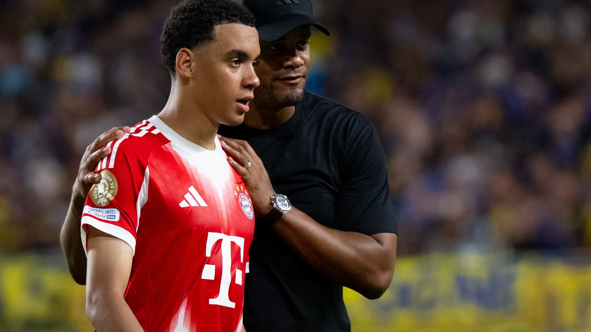 20.06.2025, USA, Miami Gardens: Fußball: Club-WM, Bayern München - Boca Juniors, Vorrunde, Gruppe C, 2. Spieltag im Hard Rock Stadium. Trainer Vincent Kompany von München und Jamal Musiala stehen nach dem Spiel zusammen. Foto: Sven Hoppe/dpa +++ dpa-Bildfunk +++