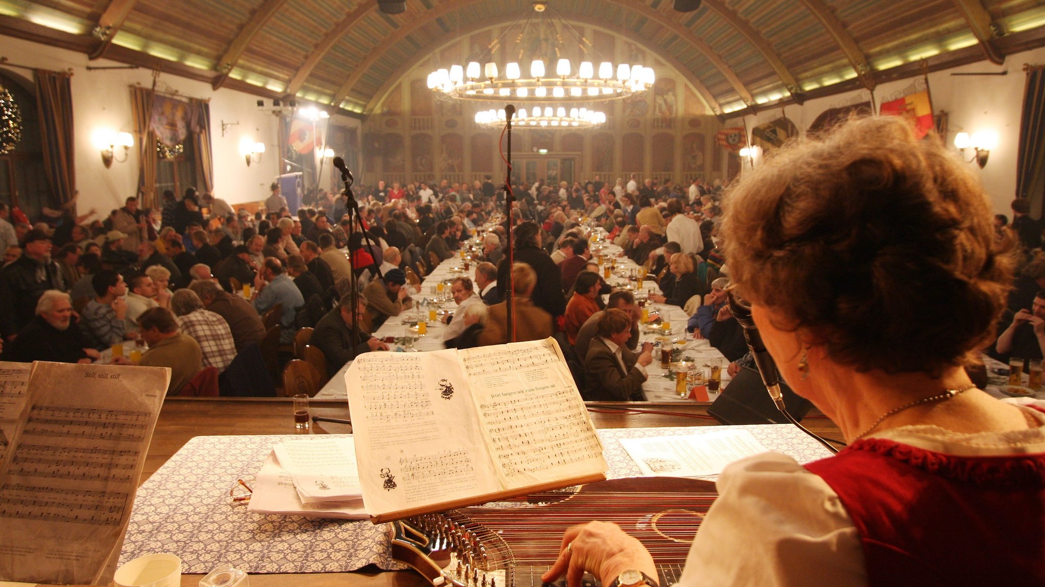 Weihnachtsfeier für wohnungslose Menschen im Hofbräuhaus. Blick auf die Tische mit vielen Menschen. 