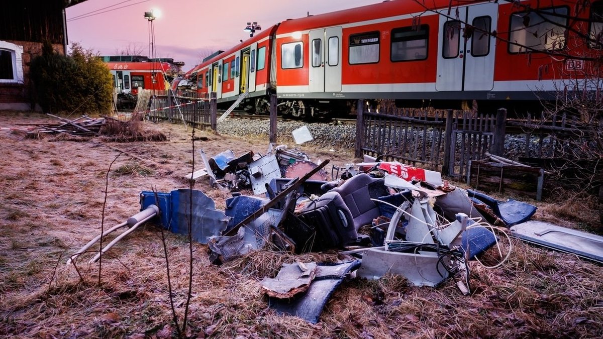 Trümmer der beschädigten S-Bahn vor den beiden aus den Schienen gesprungenen Zügen.