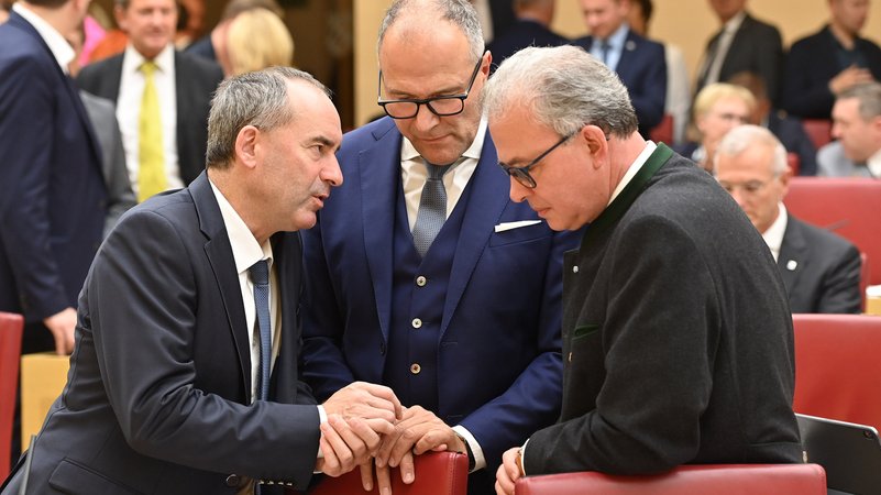 Archivbild: Die Freie-Wähler-Politiker Hubert Aiwanger und Florian Streibl mit Alexander Hold | Bild: picture alliance / SvenSimon | Frank Hoermann/SVEN SIMON Archivbild: Die Freie-Wähler-Politiker Hubert Aiwanger und Florian Streibl mit Alexander Hold