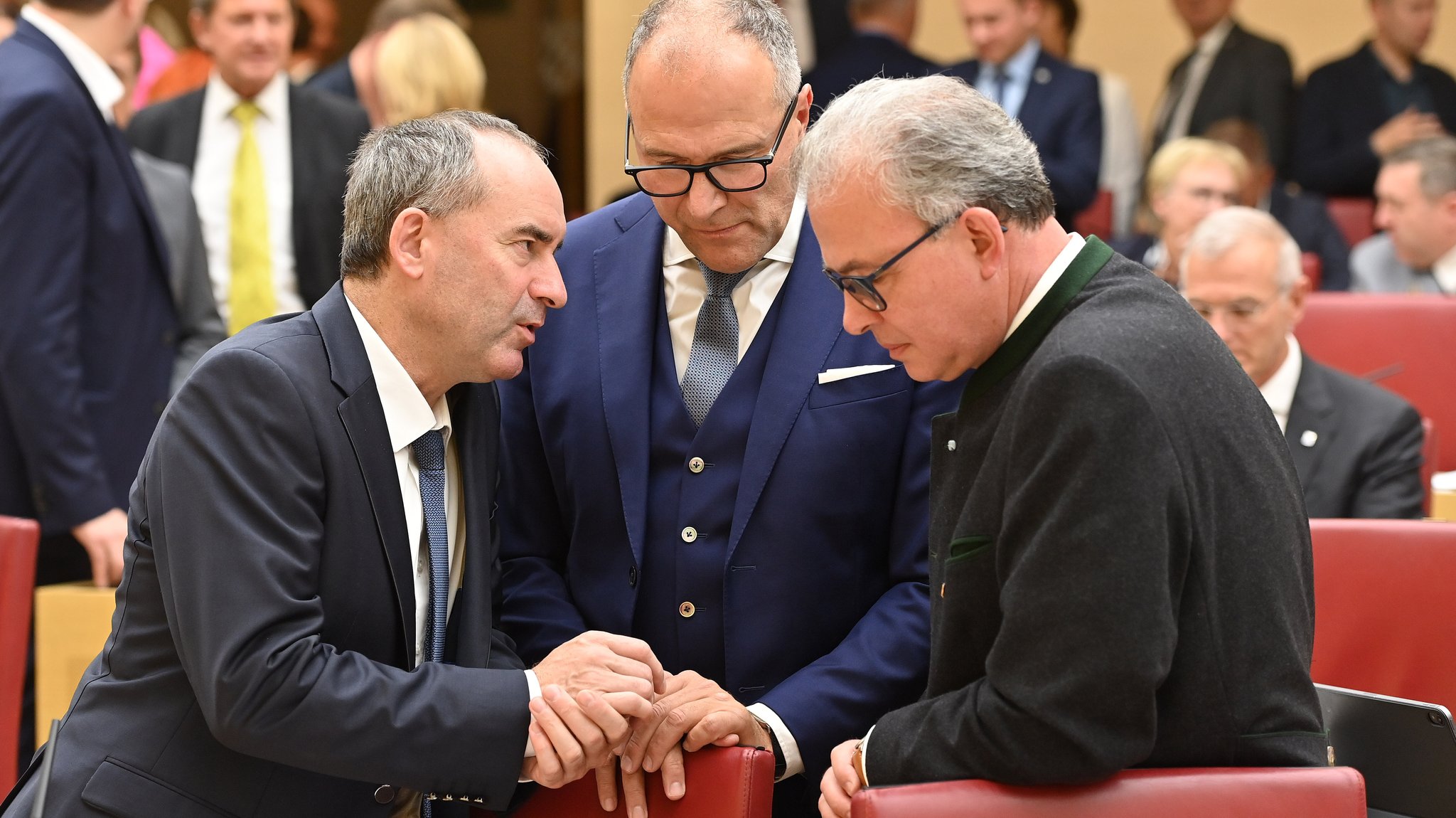 Archivbild: Die Freie-Wähler-Politiker Hubert Aiwanger und Florian Streibl mit Alexander Hold