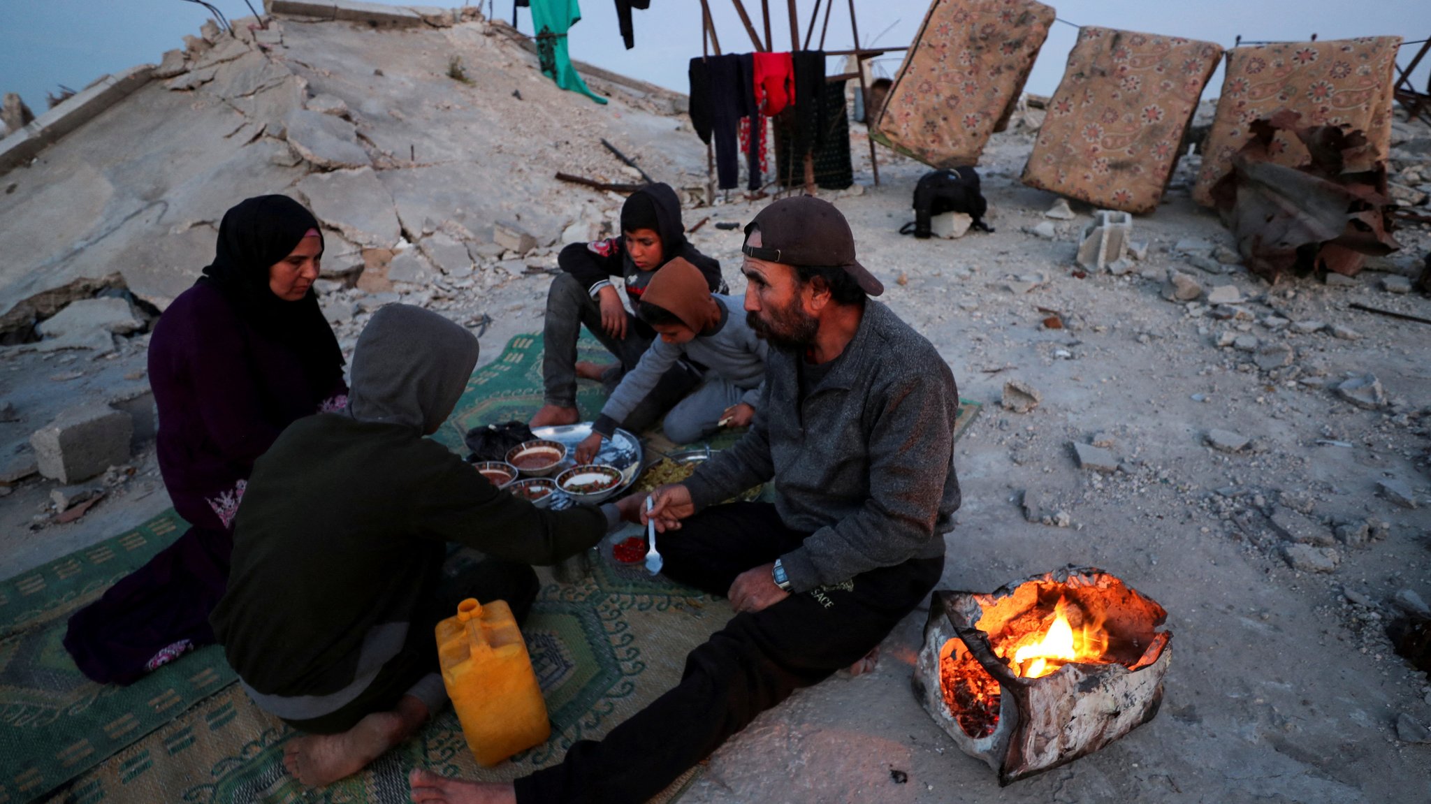 Eine Familie im Gazastreifen beim abendlichen Fastenbrechen