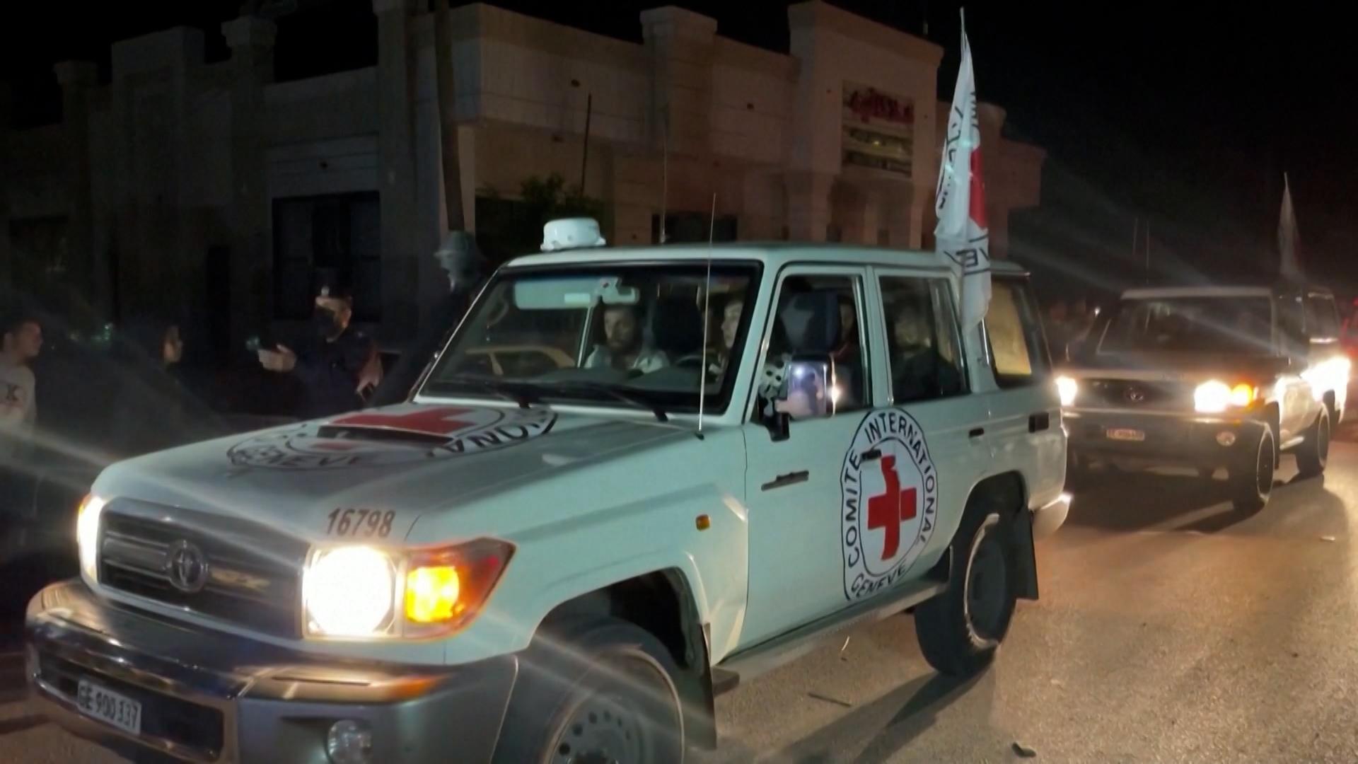 Fahrzeuge des Roten Kreuzes, die zu einem Konvoi gehören, mit dem offenbar die freigelassenen Geiseln transportiert werden, erreichen den Grenzübergang bei Rafah. | Bild:BR