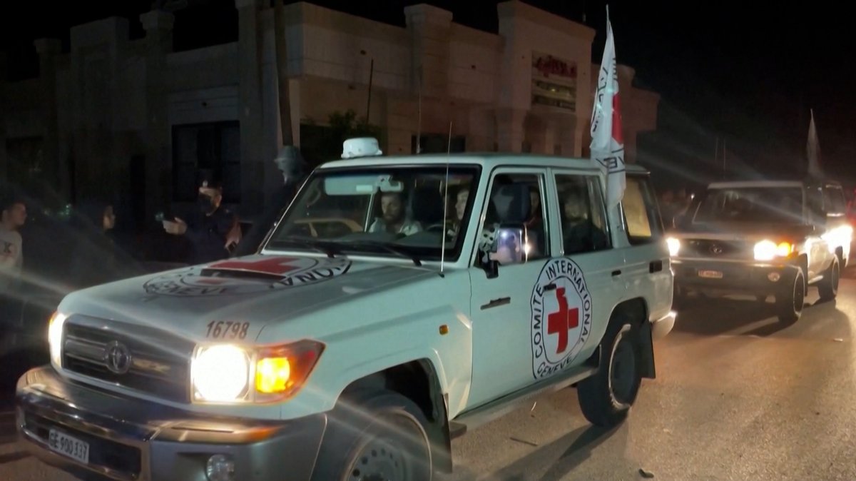 Fahrzeuge des Roten Kreuzes, die zu einem Konvoi gehören, mit dem offenbar die freigelassenen Geiseln transportiert werden, erreichen den Grenzübergang bei Rafah.