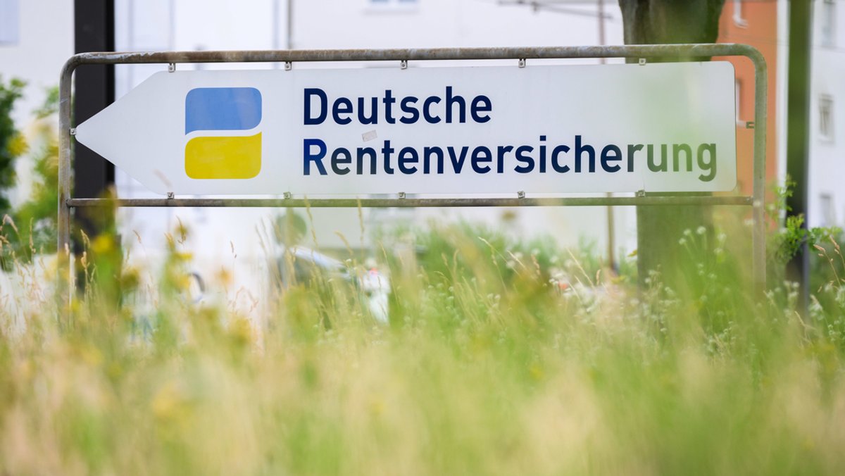 Ein Schild weist den Weg zur Deutschen Rentenversicherung.
