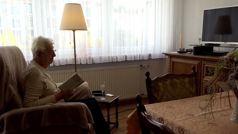 Diese Dame ist eine von den überdurchschnittlichen Vielen über 100-Jährigen in Würzburg. | Bild: BR Diese Dame ist eine von den überdurchschnittlichen Vielen über 100-Jährigen in Würzburg.