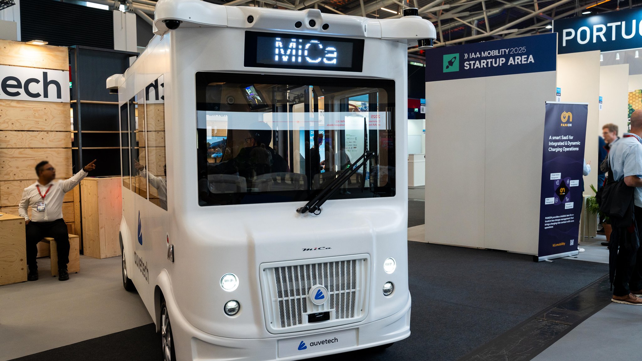 Der autonome Elektro-Shuttle-Bus Auve Tech MiCa auf der IAA Mobility in München - ein Modell für den urbanen Personentransport? | Bild: picture alliance / CHROMORANGE | Michael Bihlmayer Der autonome Elektro-Shuttle-Bus Auve Tech MiCa auf der IAA Mobility in München - ein Modell für den urbanen Personentransport?