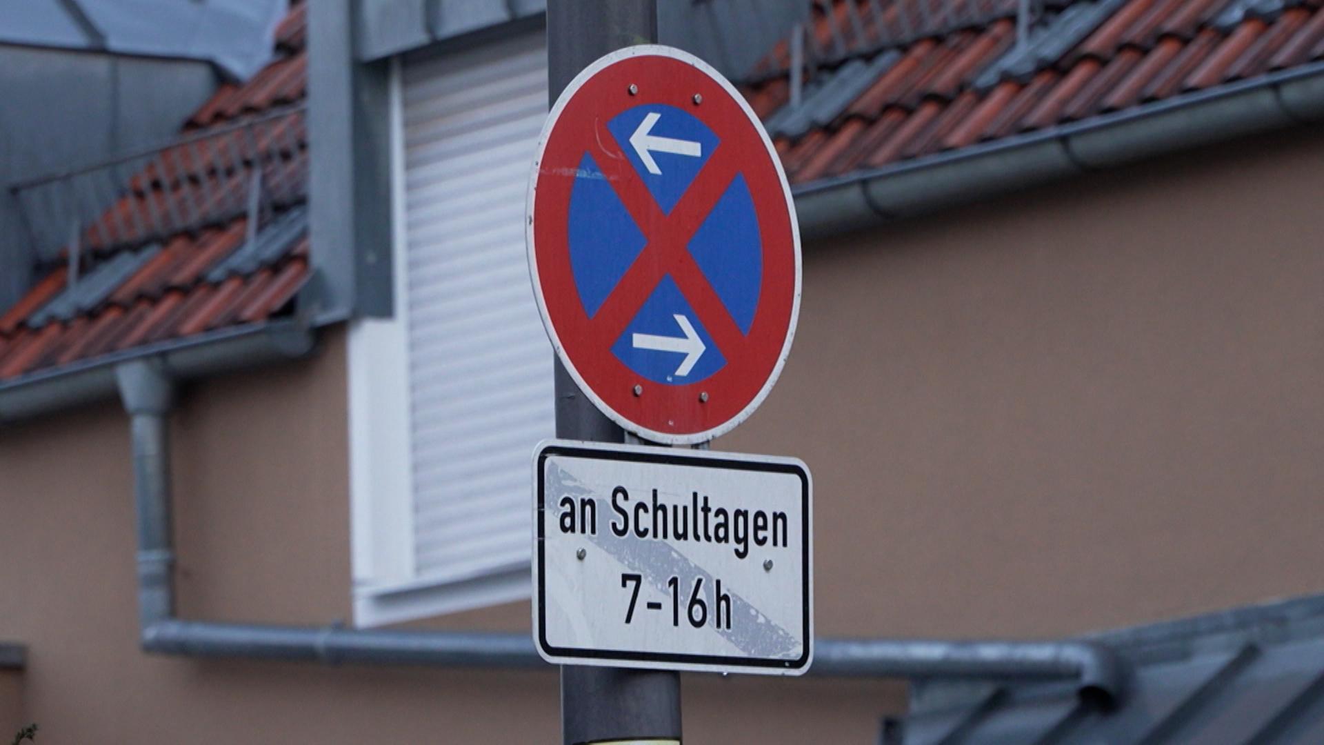 Parkverbotsschild vor Grundschule