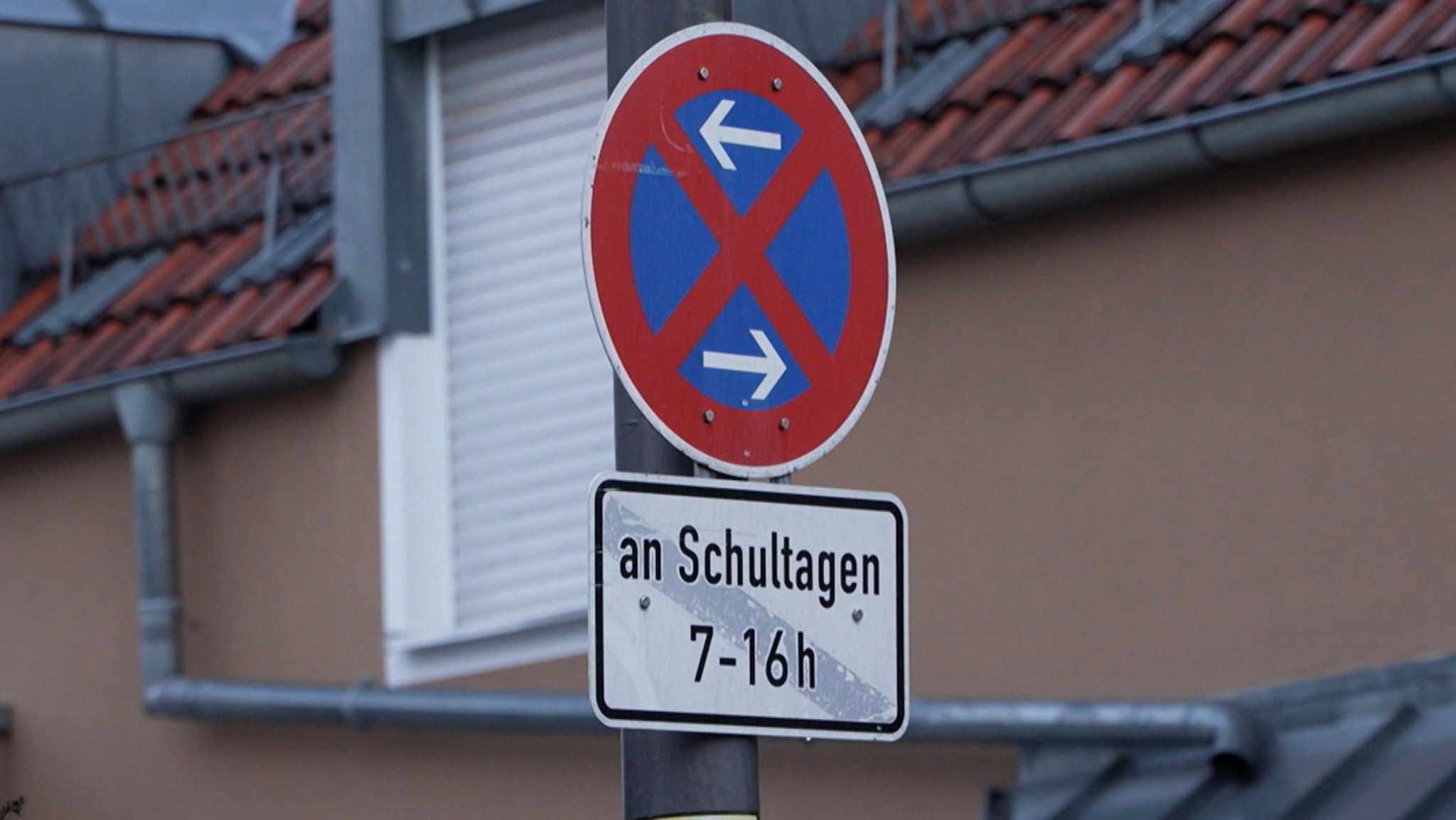 Parkverbotsschild vor Grundschule