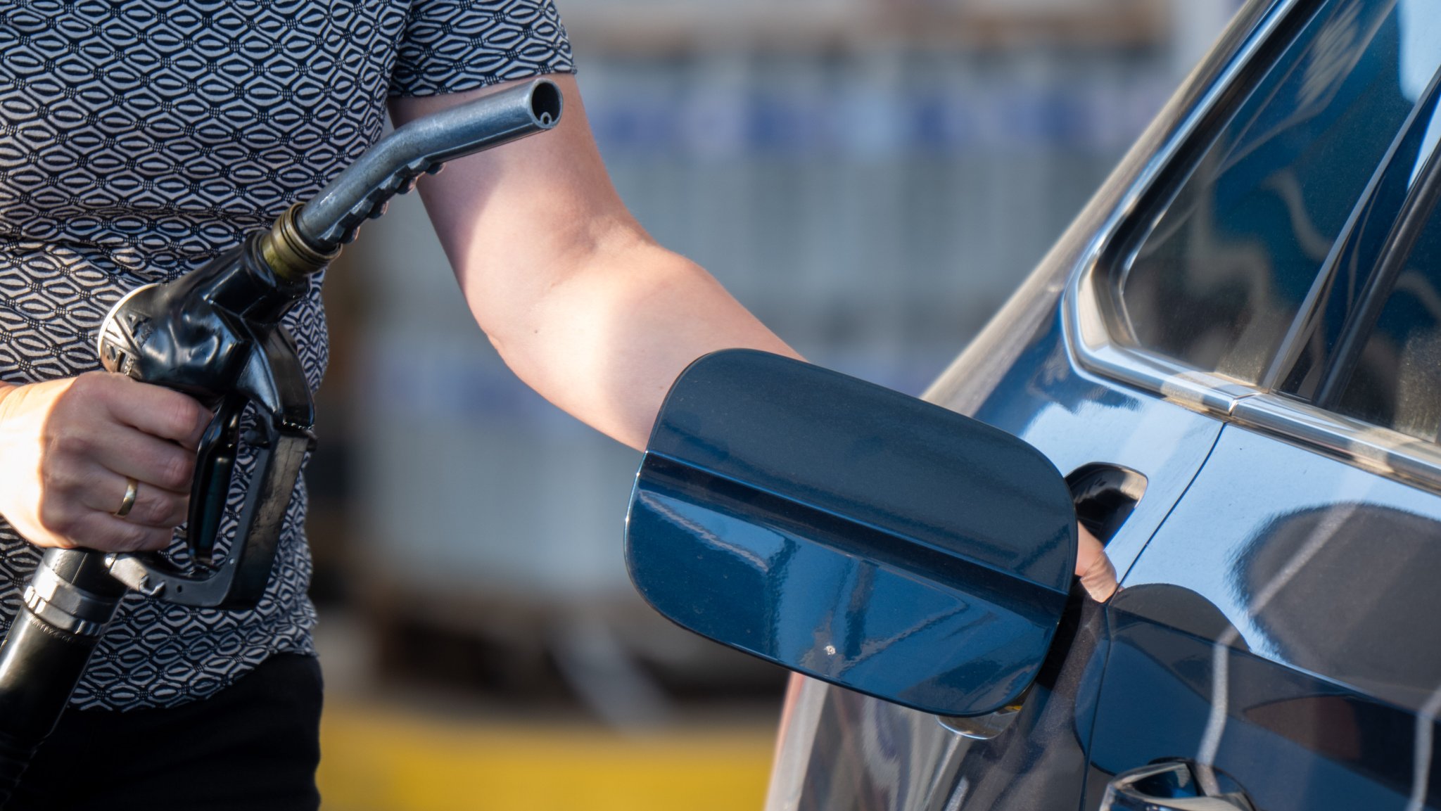 Eine Frau tankt ein Auto an einer Tankstelle in Luxemburg. | Bild: picture alliance/dpa | Harald Tittel Eine Frau tankt ein Auto an einer Tankstelle in Luxemburg.