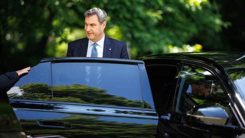 Dienstwagen-Schelte der Umwelthilfe: Staatskanzlei wehrt sich | Bild: picture alliance/dpa | Matthias Balk Dienstwagen-Schelte der Umwelthilfe: Staatskanzlei wehrt sich