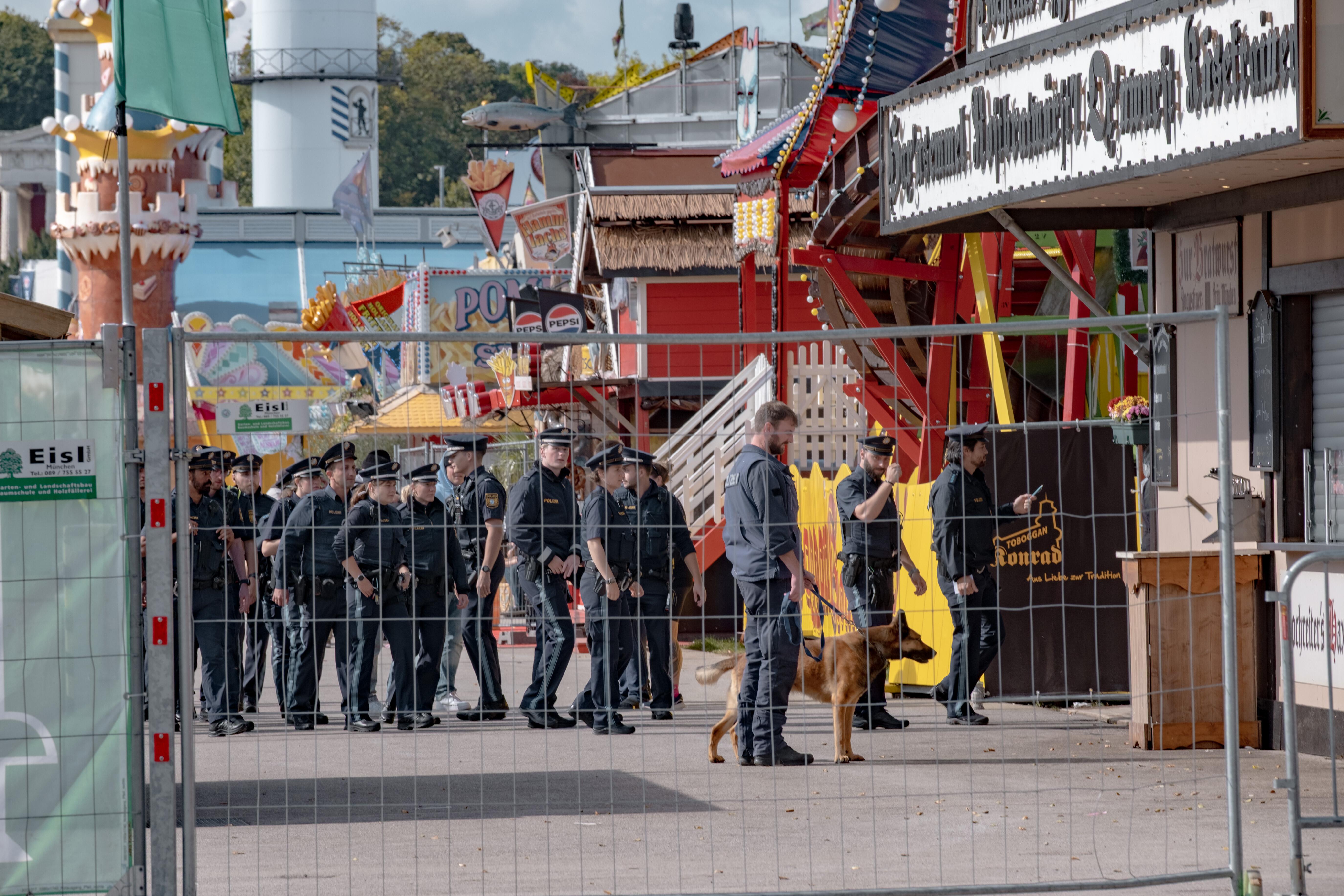 Nach einem Großeinsatz der Polizei im Münchner Norden wurde das Oktoberfest wegen einer Bombendrohung für mehrere Stunden unterbrochen. Am Abend konnte das größte Volksfest der Welt weitergehen.