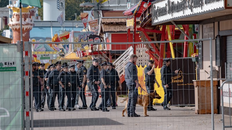 Nach einem Großeinsatz der Polizei im Münchner Norden wurde das Oktoberfest wegen einer Bombendrohung für mehrere Stunden unterbrochen. Am Abend konnte das größte Volksfest der Welt weitergehen. | Bild: picture alliance / SZ Photo | Thomas Vonier Nach einem Großeinsatz der Polizei im Münchner Norden wurde das Oktoberfest wegen einer Bombendrohung für mehrere Stunden unterbrochen. Am Abend konnte das größte Volksfest der Welt weitergehen.