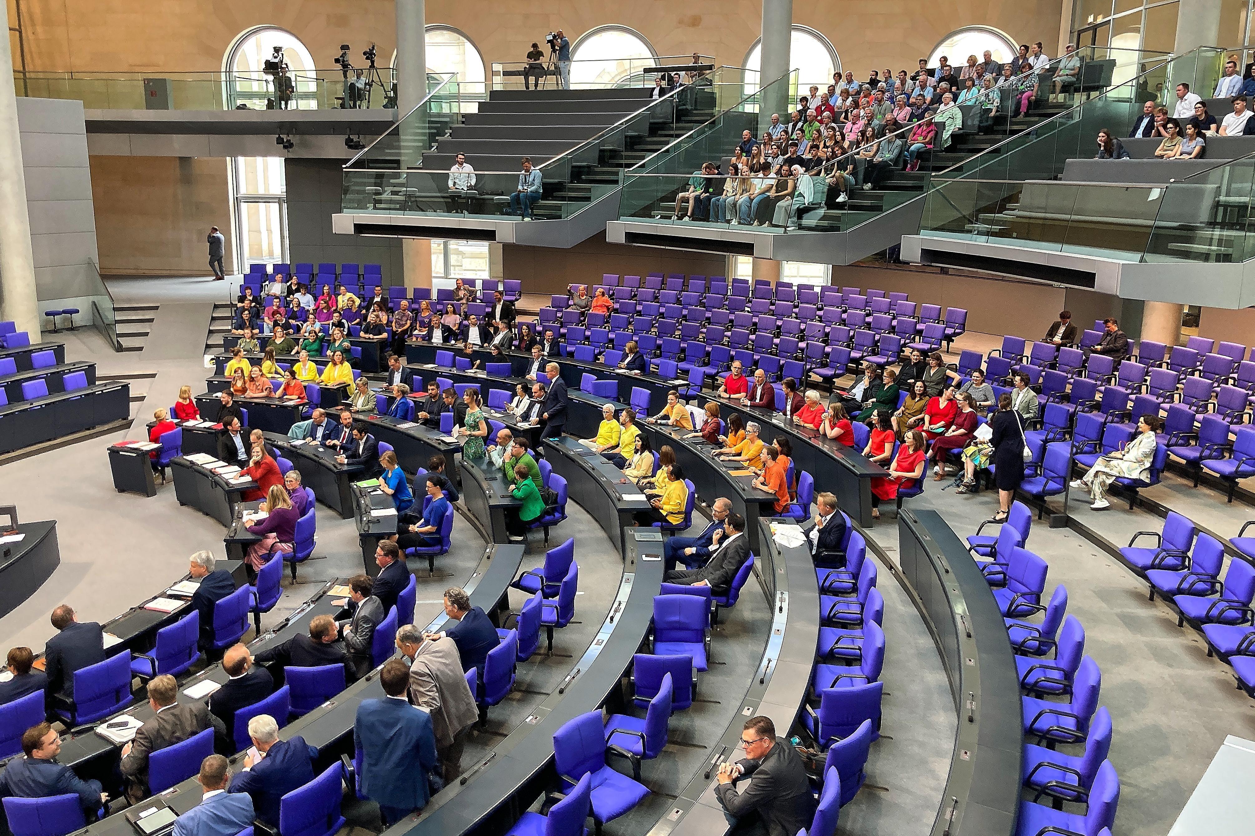 Bei der Debatte unter der Überschrift "queerfeindliche Hasskriminalität" haben sich verschiedene Abgeordnete von Linken und Grünen in bunten Shirts ins Plenum gesetzt, um Regenbogenfarben zu symbolisieren. 