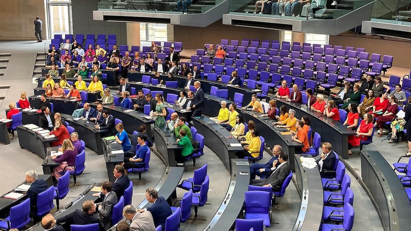 Bei der Debatte unter der Überschrift "queerfeindliche Hasskriminalität" haben sich verschiedene Abgeordnete von Linken und Grünen in bunten Shirts ins Plenum gesetzt, um Regenbogenfarben zu symbolisieren. | Bild: picture alliance / dts-Agentur | - Bei der Debatte unter der Überschrift "queerfeindliche Hasskriminalität" haben sich verschiedene Abgeordnete von Linken und Grünen in bunten Shirts ins Plenum gesetzt, um Regenbogenfarben zu symbolisieren.