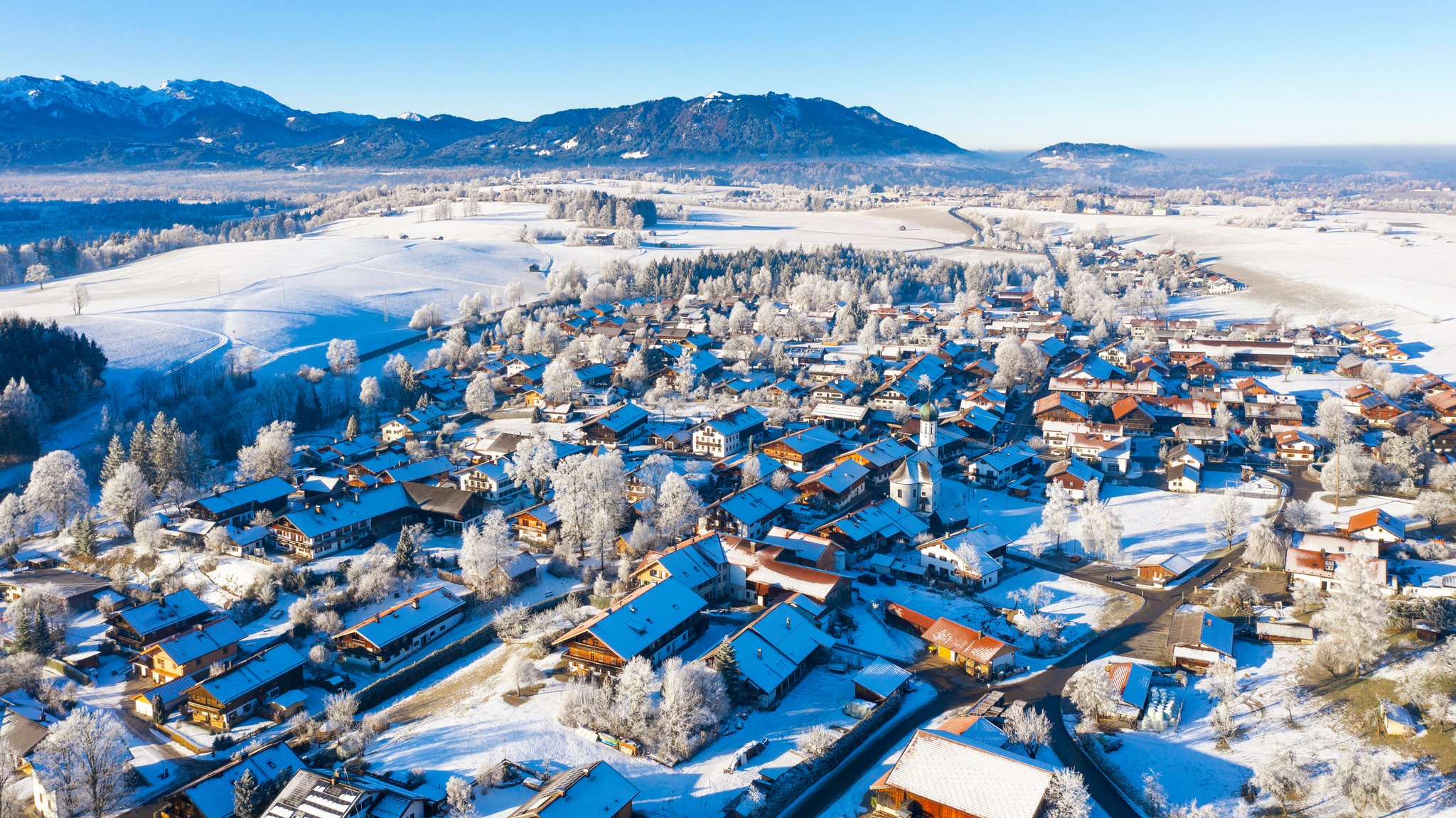 Die verschneite Gemeinde Greiling aus der Luft