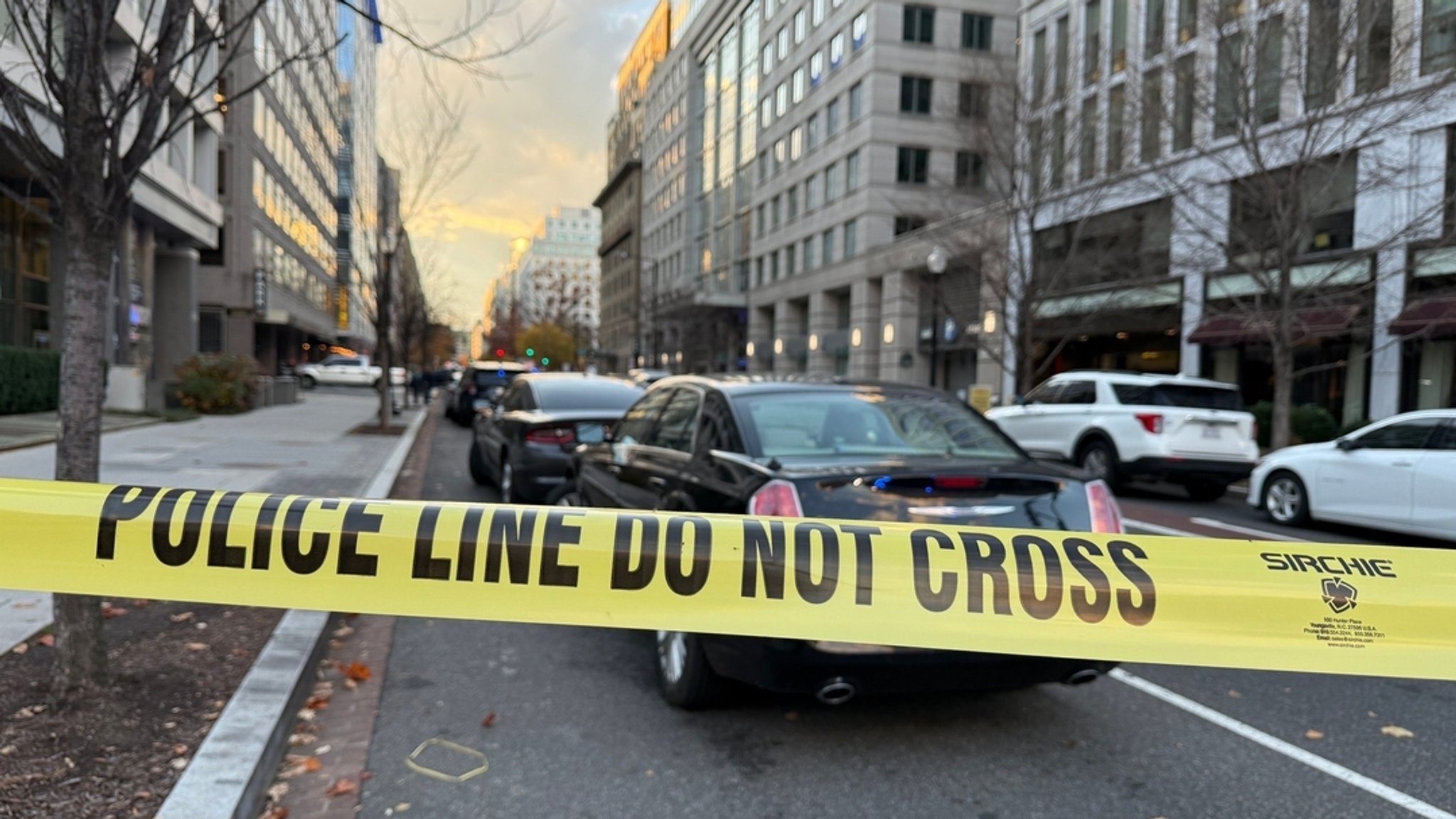 Ein gelbes Absperrband sperrt eine Straße ab, nachdem zwei Mitglieder der US-Nationalgarde von Schüssen getroffen wurden.