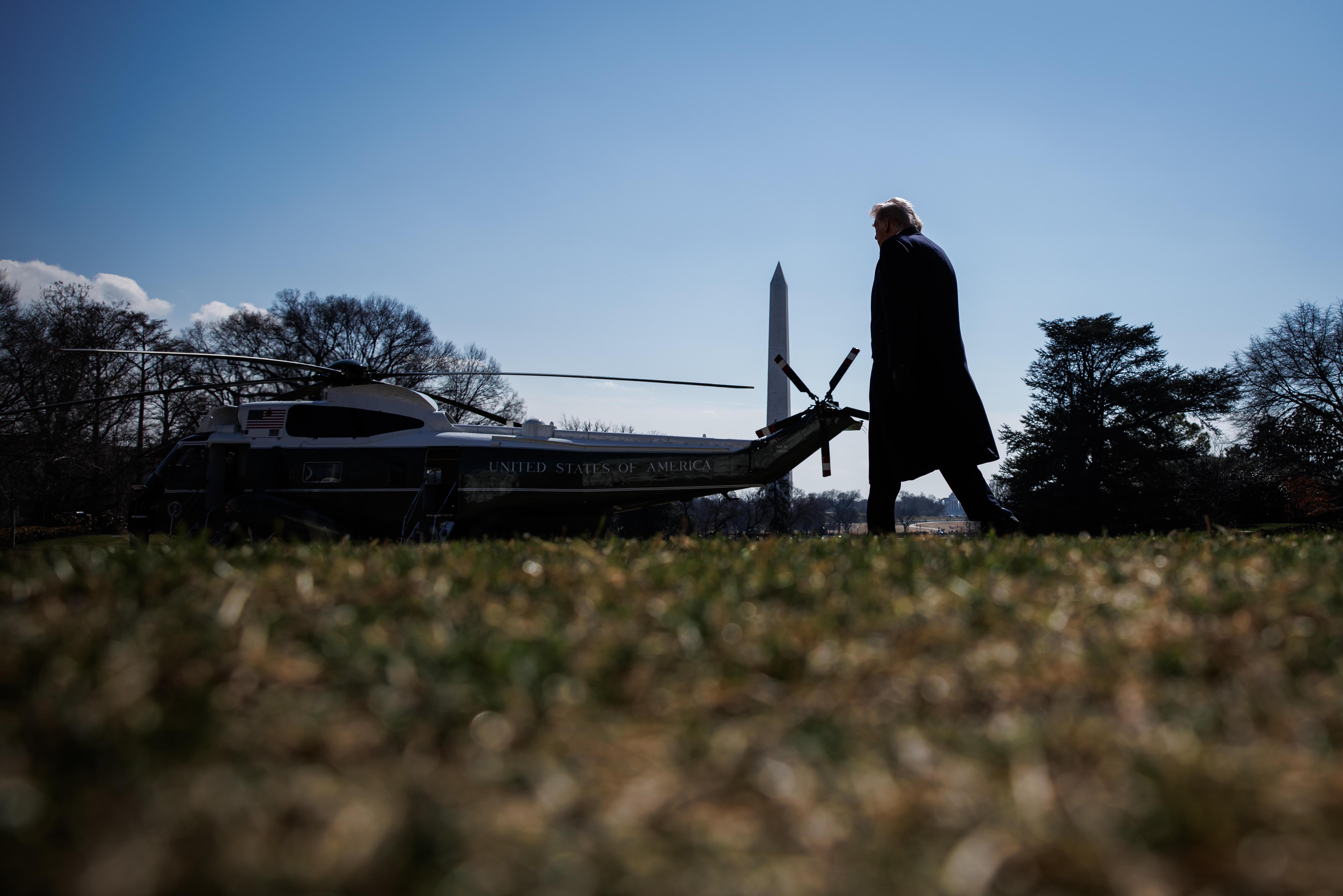 US-Präsident Donald Trump geht nach einem Gespräch mit Reportern auf einen Hubschrauber zu