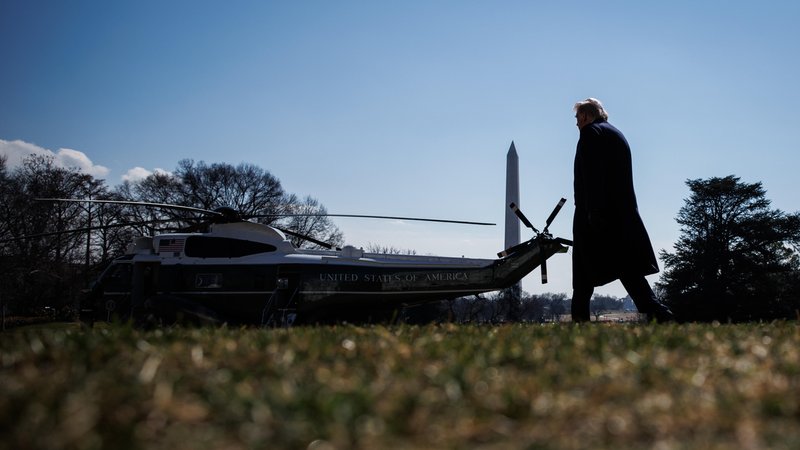 US-Präsident Donald Trump geht nach einem Gespräch mit Reportern auf einen Hubschrauber zu | Bild: picture alliance / Sipa USA | Sipa USA US-Präsident Donald Trump geht nach einem Gespräch mit Reportern auf einen Hubschrauber zu