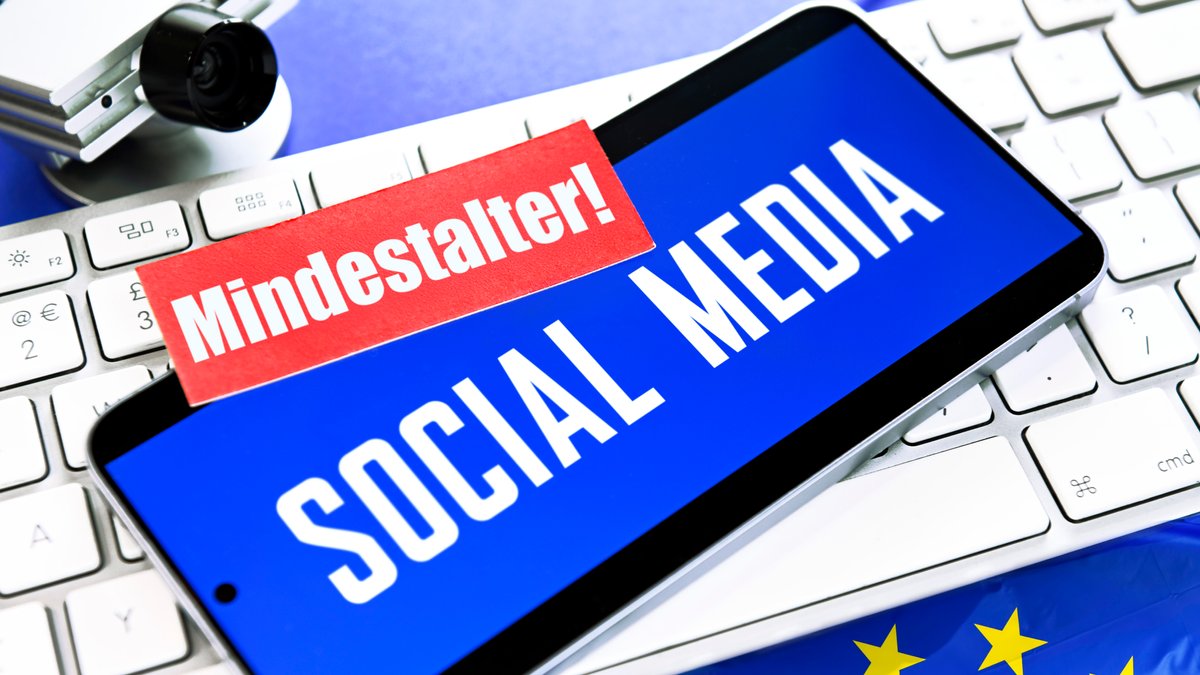 Symbolbild/Fotomontage: Smartphone mit Aufschrift Social Media und Zettel mit Aufschrift "Mindestalter". | Bild: picture alliance / CHROMORANGE | Christian Ohde Symbolbild/Fotomontage: Smartphone mit Aufschrift Social Media und Zettel mit Aufschrift "Mindestalter".