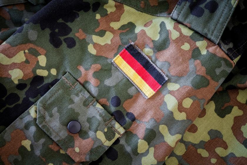 Aufgenähte Deutschland Flagge auf dem Ärmel einer Uniformjacke. | Bild:stock.adobe.com/Jörg Hüttenhölscher