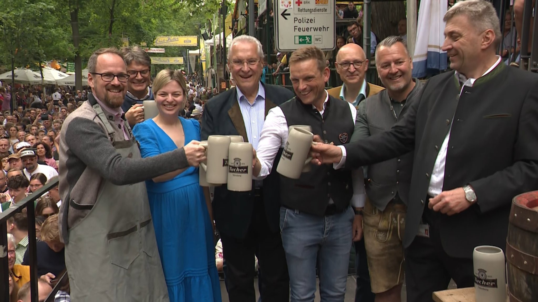 Erlangens Oberbürgermeister Janik (li.), Politiker und Festwirte prosten sich auf der Bergkirchweih zu.