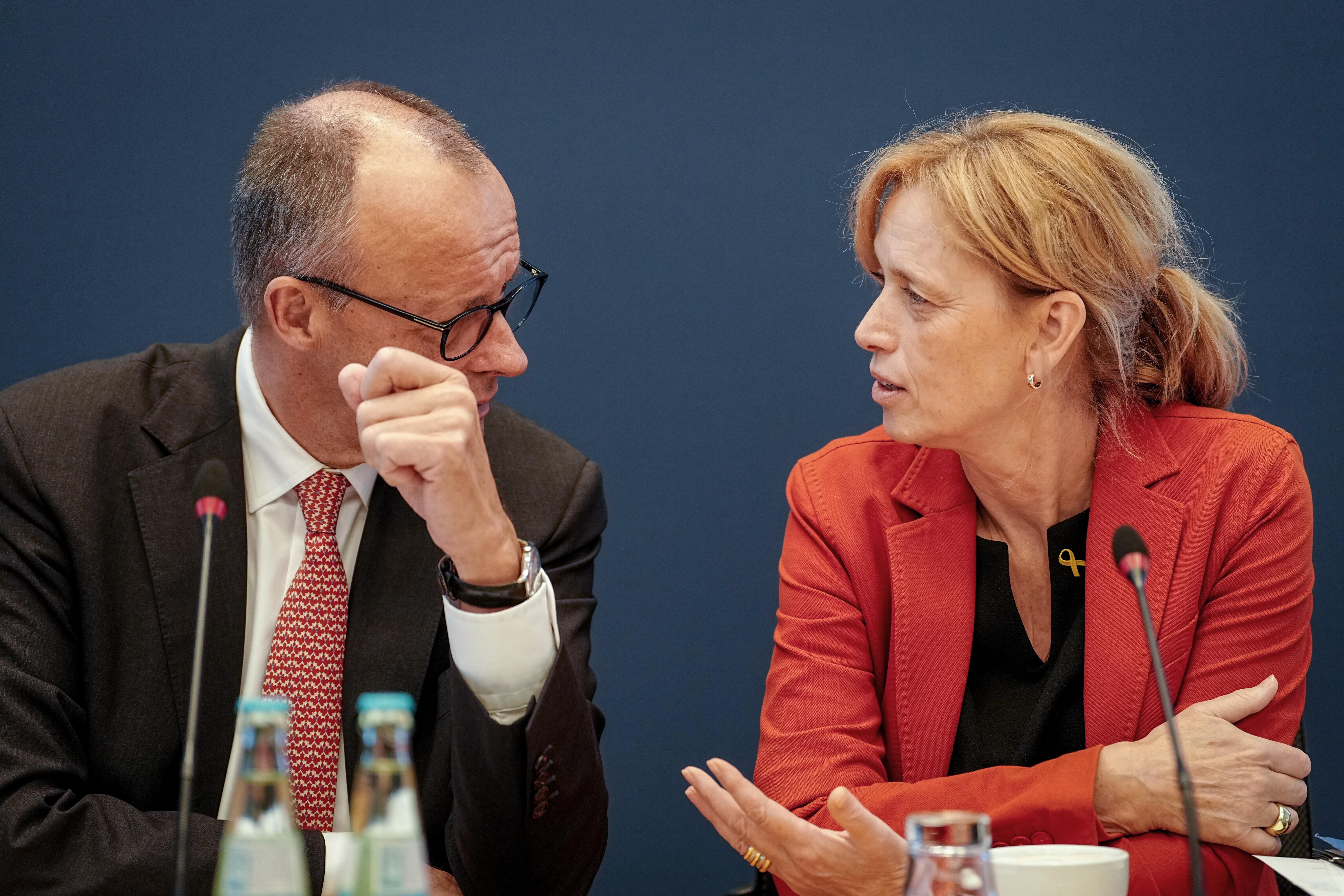 Bundeskanzler Friedrich Merz (CDU) und Karin Prien (CDU), Bundesministerin für Bildung, Familie, Senioren, Frauen und Jugend