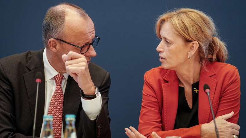 Bundeskanzler Friedrich Merz (CDU) und Karin Prien (CDU), Bundesministerin für Bildung, Familie, Senioren, Frauen und Jugend | Bild: picture alliance/dpa | Kay Nietfeld Bundeskanzler Friedrich Merz (CDU) und Karin Prien (CDU), Bundesministerin für Bildung, Familie, Senioren, Frauen und Jugend