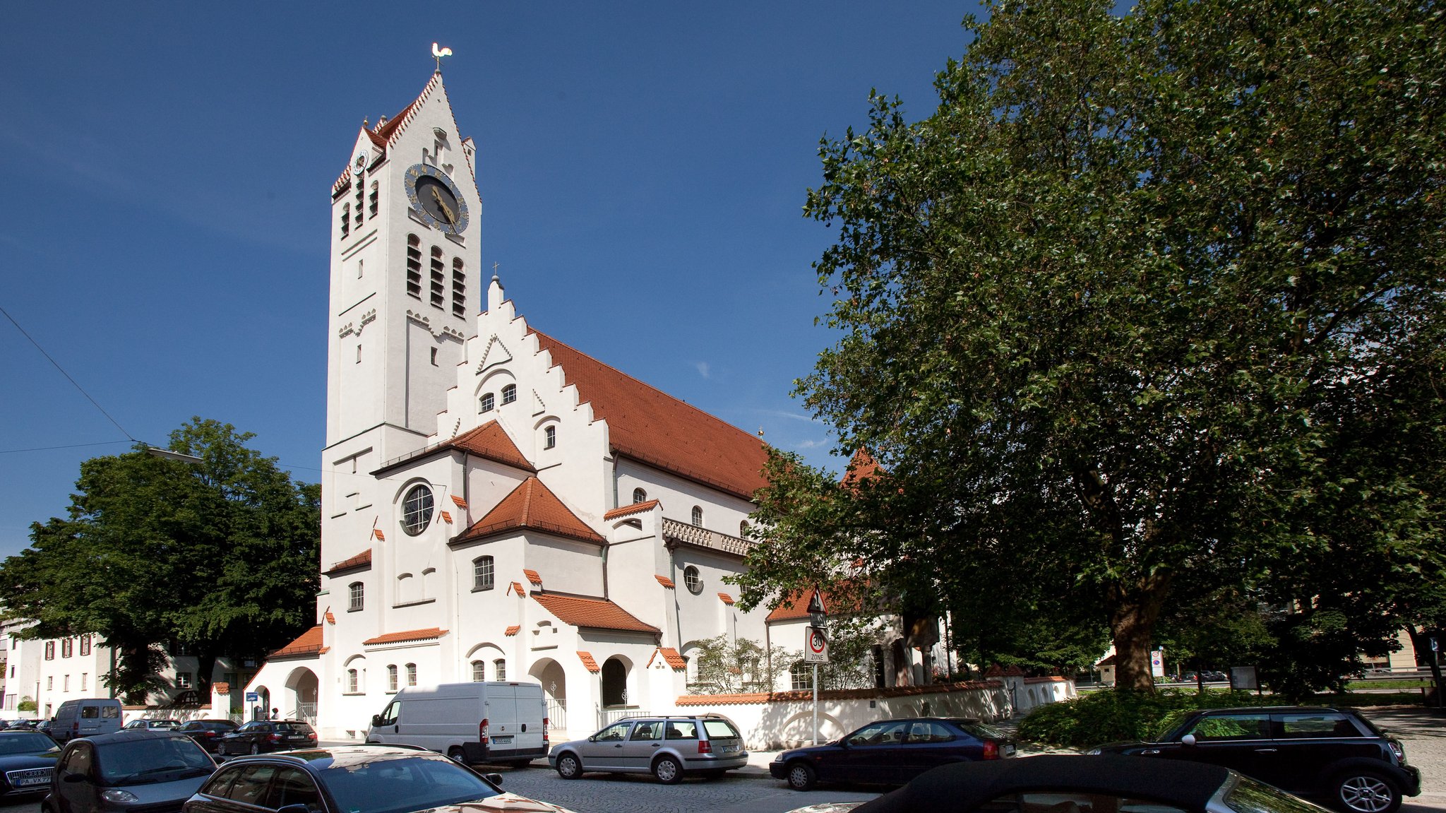 Außenansicht der Erlöserkirche in München-Schwabing (Archivbild).