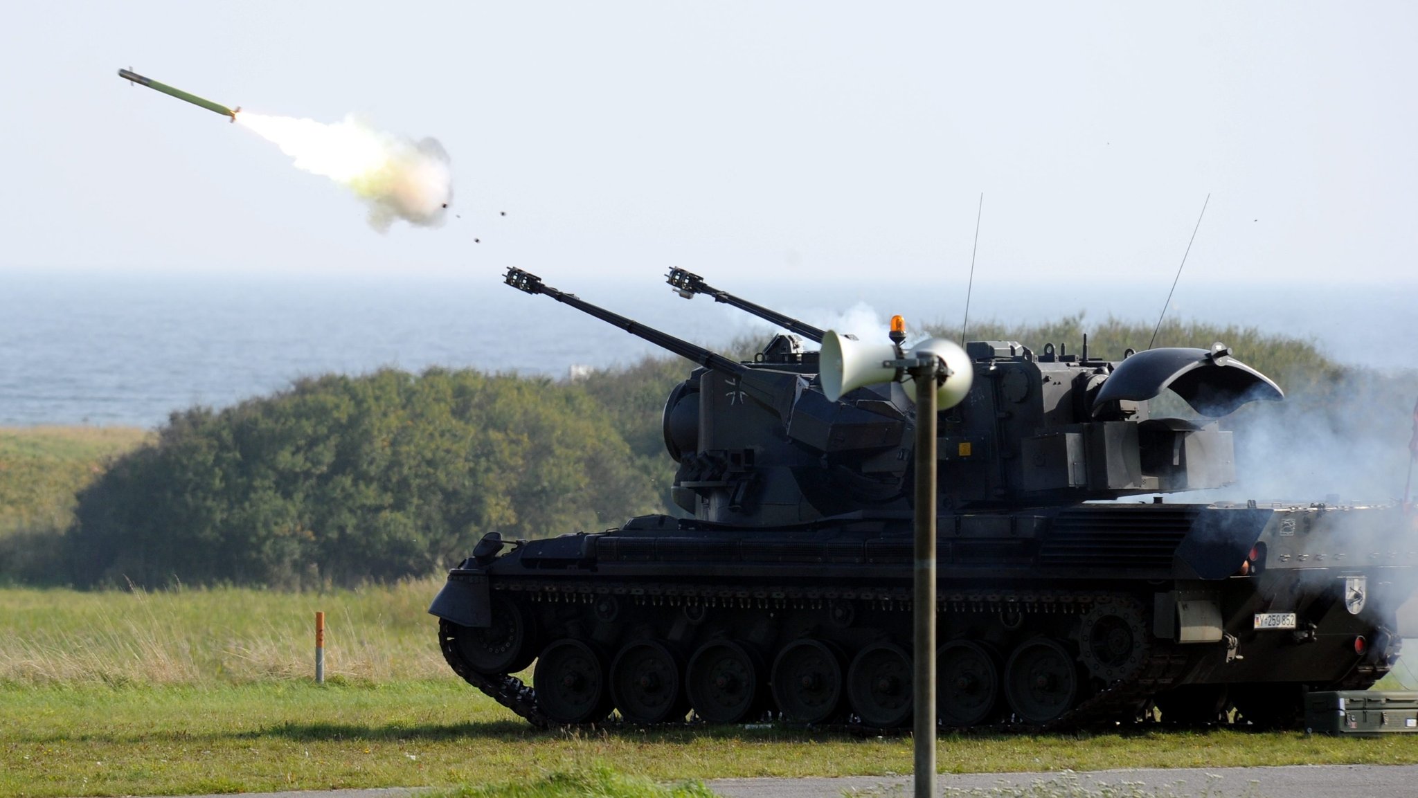 Symbolbild: Ein Flugabwehrpanzer vom Typ Gepard feuert auf dem Schießplatz im schleswig-holsteinischen Todendorf eine Stinger Flugabwehrrakete ab. 