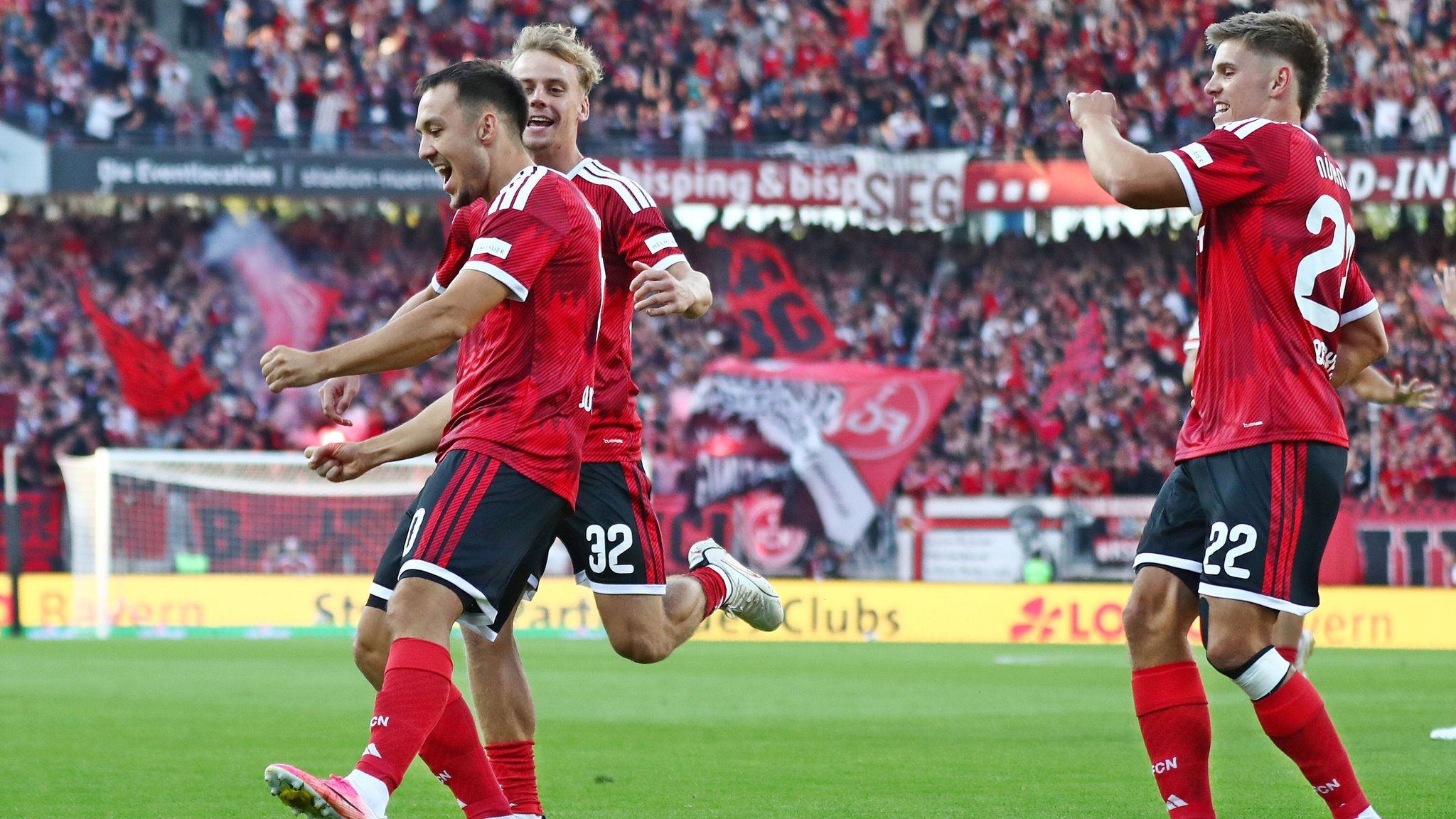 Julian Justvan bejubelt das 1:0 für den 1. FC Nürnberg gegen Hannover 96.