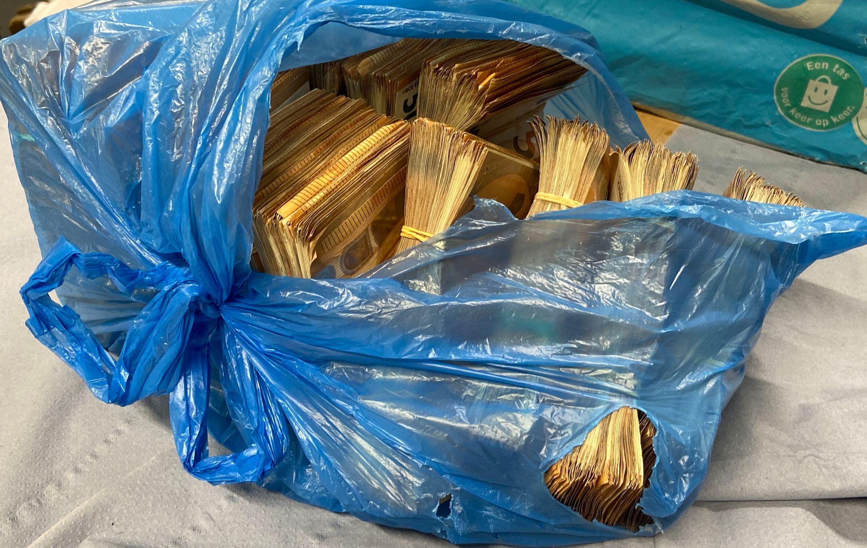 Das Bargeld wurde in Tüten transportiert. 