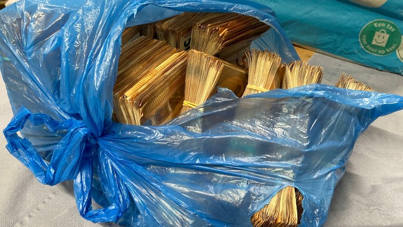 Das Bargeld wurde in Tüten transportiert. | Bild: Polizeipräsidium Niederbayern Das Bargeld wurde in Tüten transportiert.