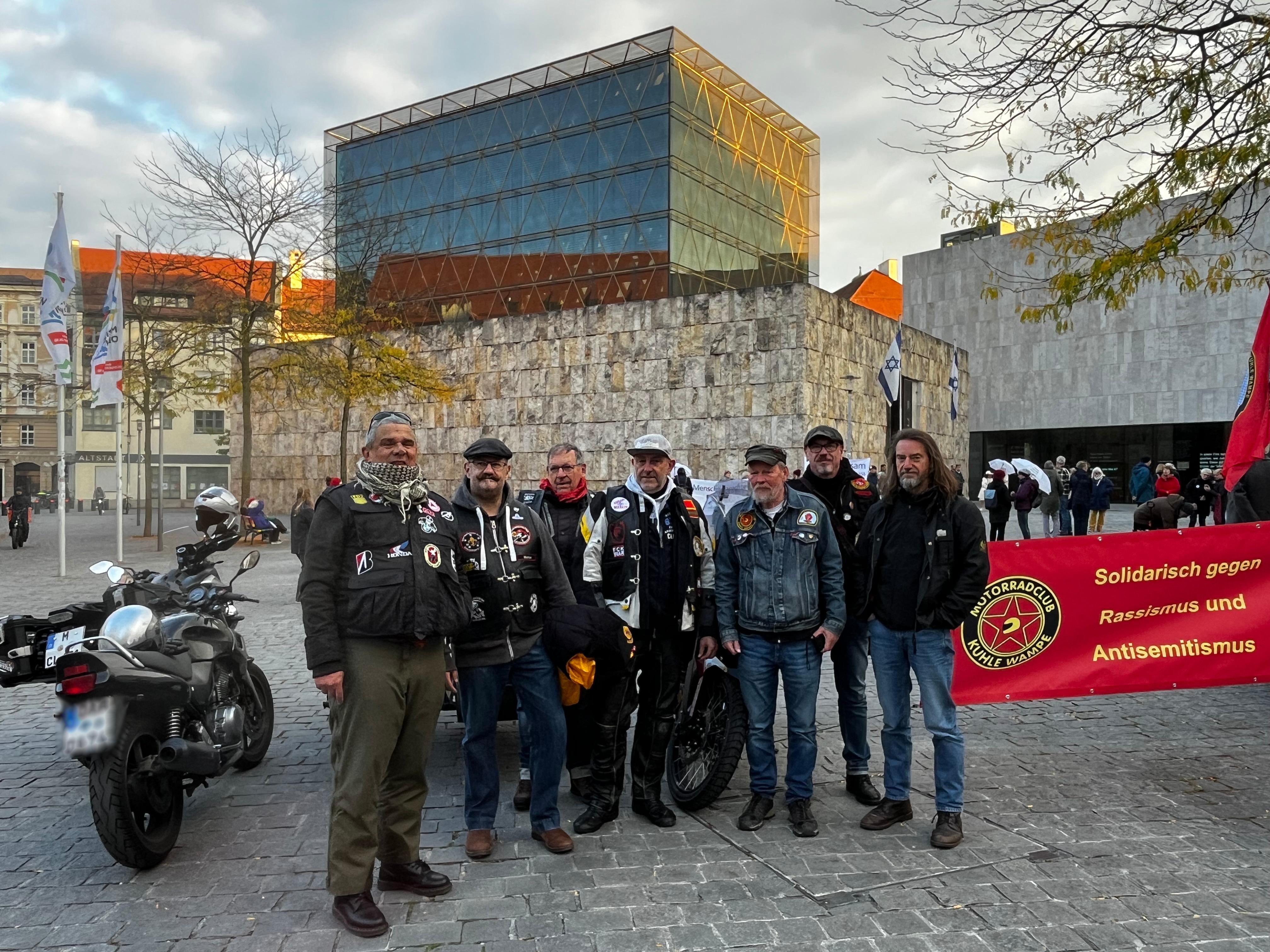 Biker der Motorradclubs "Kuhle Wampe" und der "Edelweißpiraten" vor der Münchner Synagoge.
