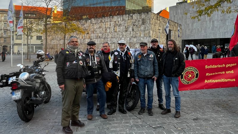 Biker der Motorradclubs "Kuhle Wampe" und der "Edelweißpiraten" vor der Münchner Synagoge. | Bild: BR / Sandra Demmelhuber Biker der Motorradclubs "Kuhle Wampe" und der "Edelweißpiraten" vor der Münchner Synagoge.
