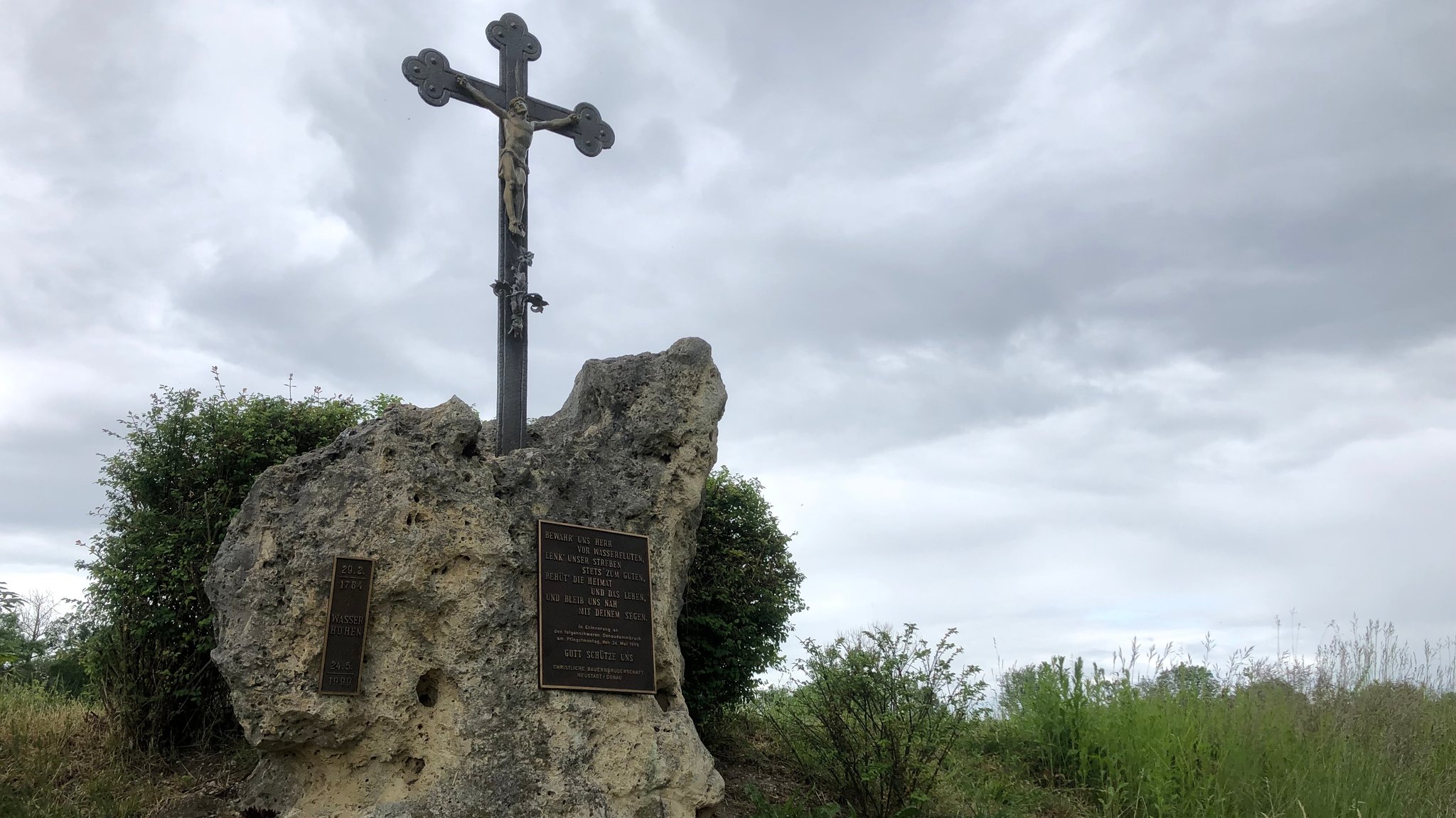 Auf dem inneren Polderdeich erinnert heute ein Gedenkstein an das Jahrhunderthochwasser vom 24. Mai 1999.