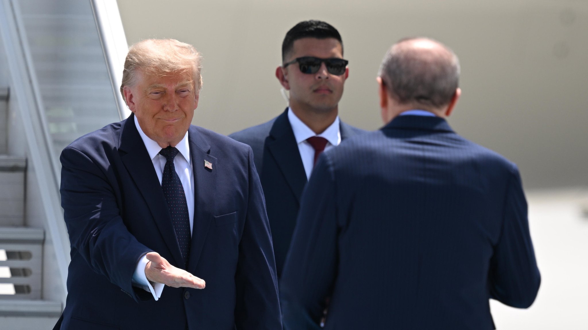 Trump bei der Ankunft in Ankara | Bild: picture alliance / Anadolu | Muhammed Abdullah Kurtar Trump bei der Ankunft in Ankara